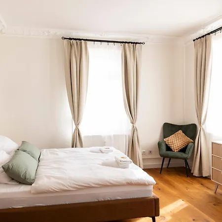 Charaktervolle 122qm Altbau-ferienwohnung Mit Stuck, Viel Platz Fuer Familien & Gruppen Bis Zu 8 Personen, Parkplatz Inklusive *