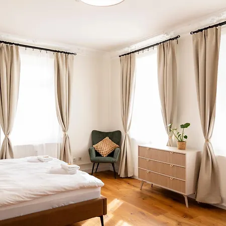 Charaktervolle 122qm Altbau-ferienwohnung Mit Stuck, Viel Platz Fuer Familien & Gruppen Bis Zu 8 Personen, Parkplatz Inklusive *