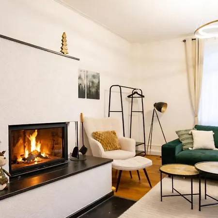 Charaktervolle 122qm Altbau-ferienwohnung Mit Stuck, Viel Platz Fuer Familien & Gruppen Bis Zu 8 Personen, Parkplatz Inklusive